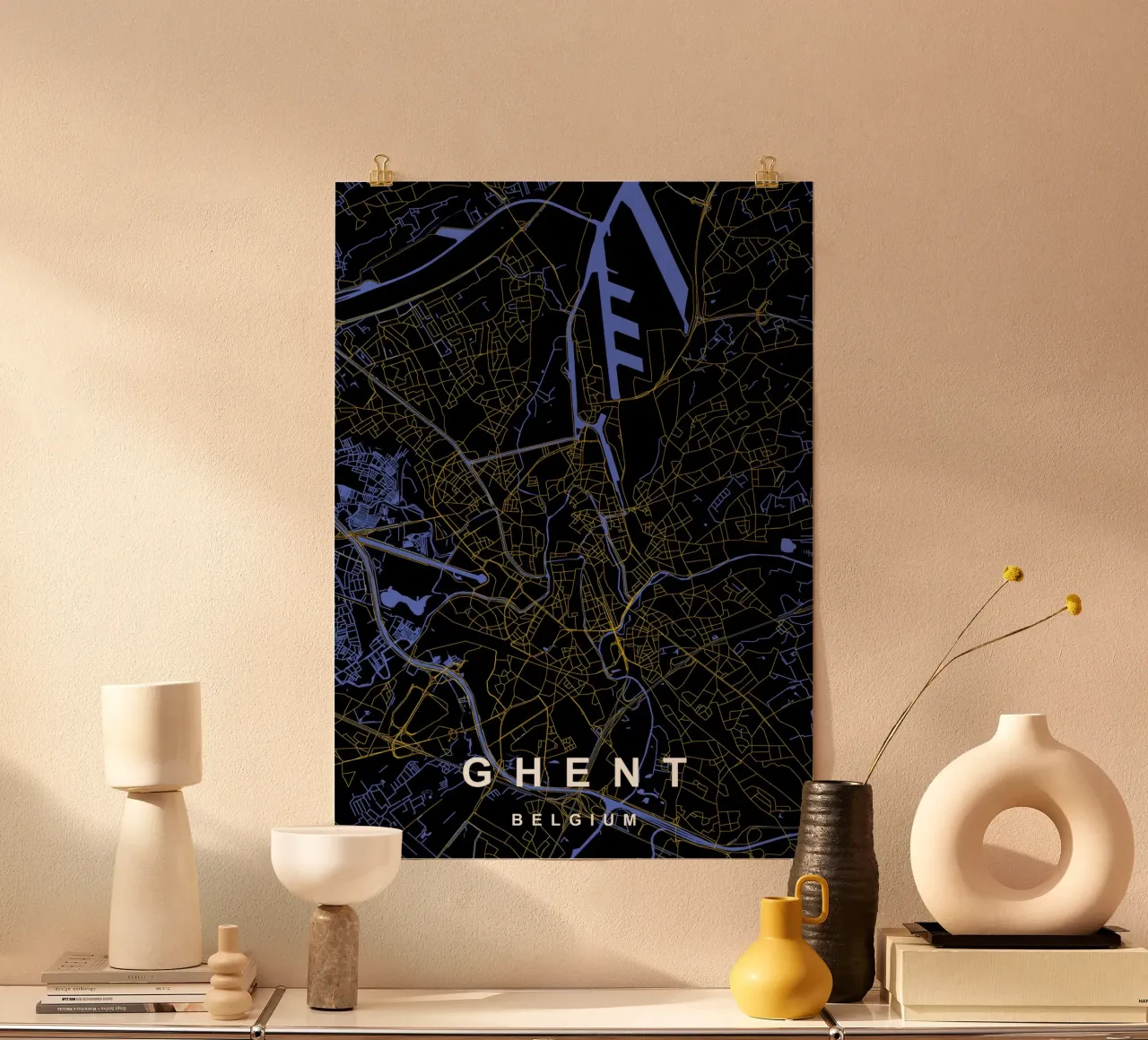 Gand Belgio - Mappa della città in nero e oro poster con telaio in alluminio da Cartographers Library