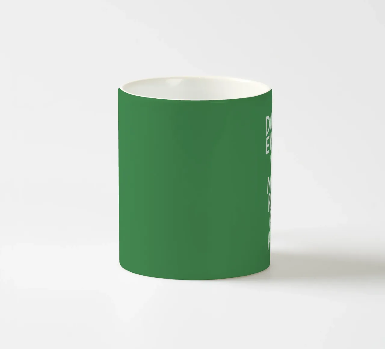 Stampa tipografica "Do Whatever You Want" in verde e bianco tazza in ceramica da THE MOTIVATED TYPE