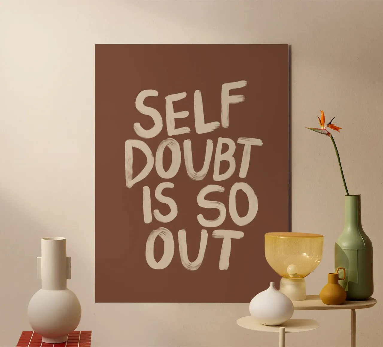 Self Doubt is So Out Typography Print in Beige Brown (Le doute de soi, c'est trop) alu dibond de THE MOTIVATED TYPE