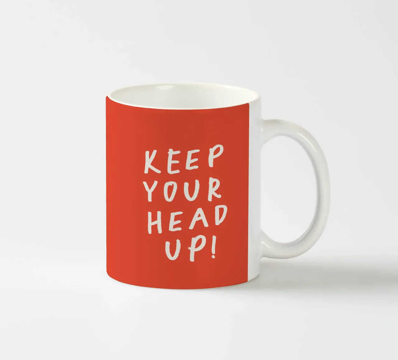 Stampa tipografica ottimistica "Keep Your Head Up" in rosso e bianco tazza in ceramica da THE MOTIVATED TYPE