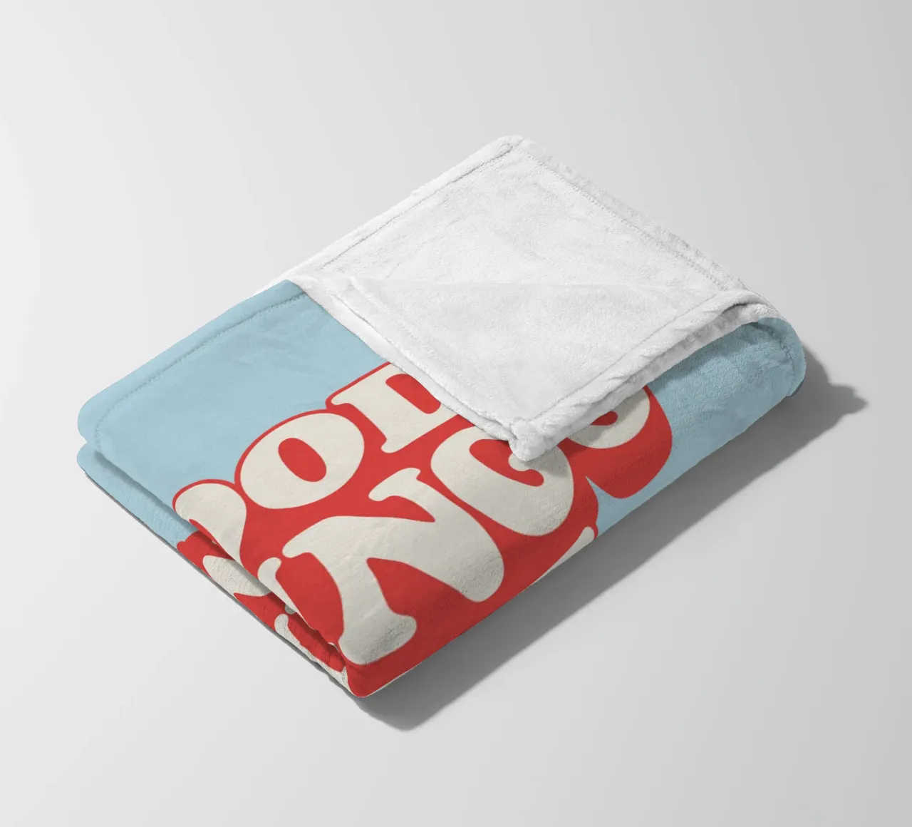 Stampa tipografica "Good Things are Coming" in rosso, bianco e blu coperta in pile da THE MOTIVATED TYPE
