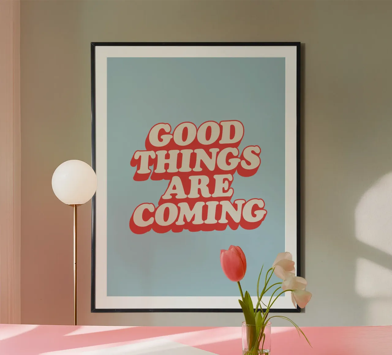 Stampa tipografica "Good Things are Coming" in rosso, bianco e blu poster con telaio in alluminio da THE MOTIVATED TYPE