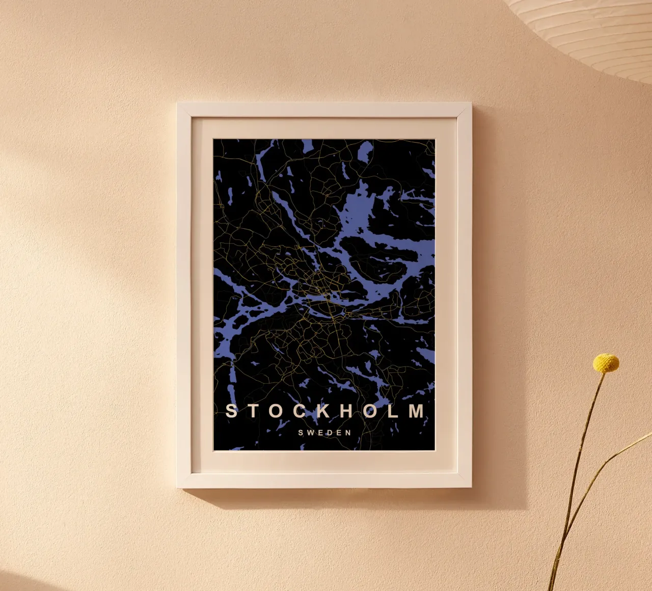 Stoccolma Svezia - Mappa della città in nero e oro poster con telaio in legno da Cartographers Library