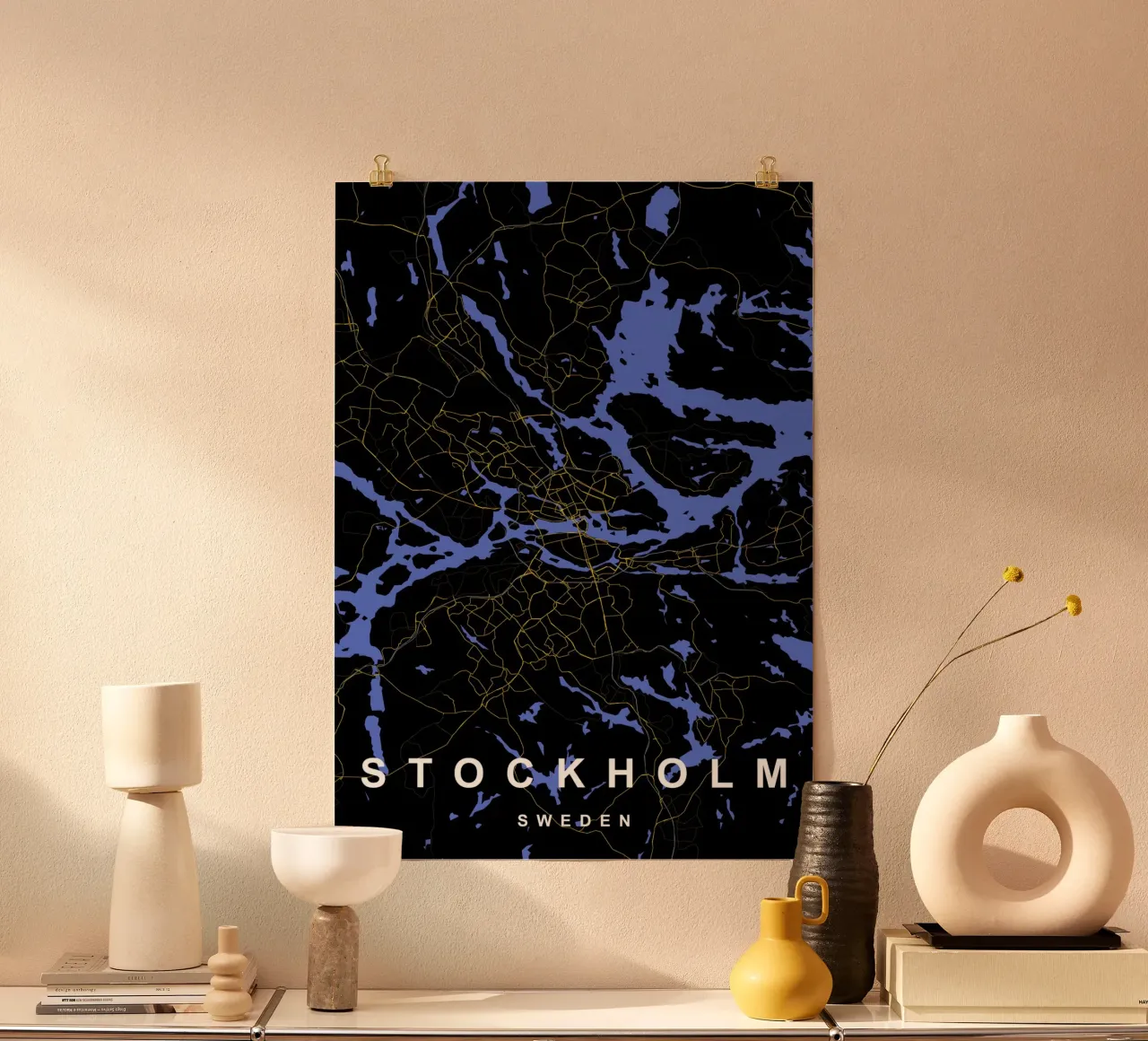 Stoccolma Svezia - Mappa della città in nero e oro poster con telaio in legno da Cartographers Library