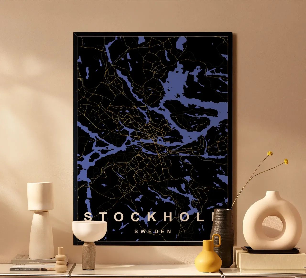 Stoccolma Svezia - Mappa della città in nero e oro poster con telaio in legno da Cartographers Library