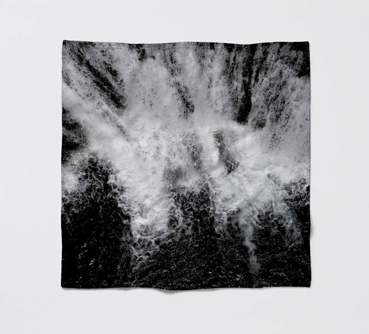 Waterfall a Million Drops of Water coperta in pile da Studio Nahili
