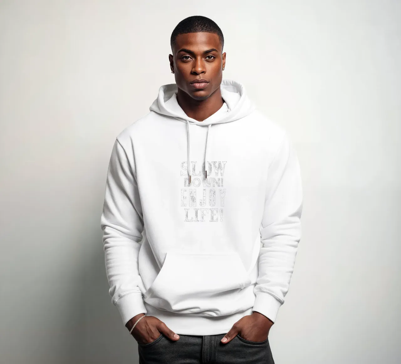 Slow Down Enjoy Life Typography Print en azul y blanco sudadera con capucha de THE MOTIVATED TYPE