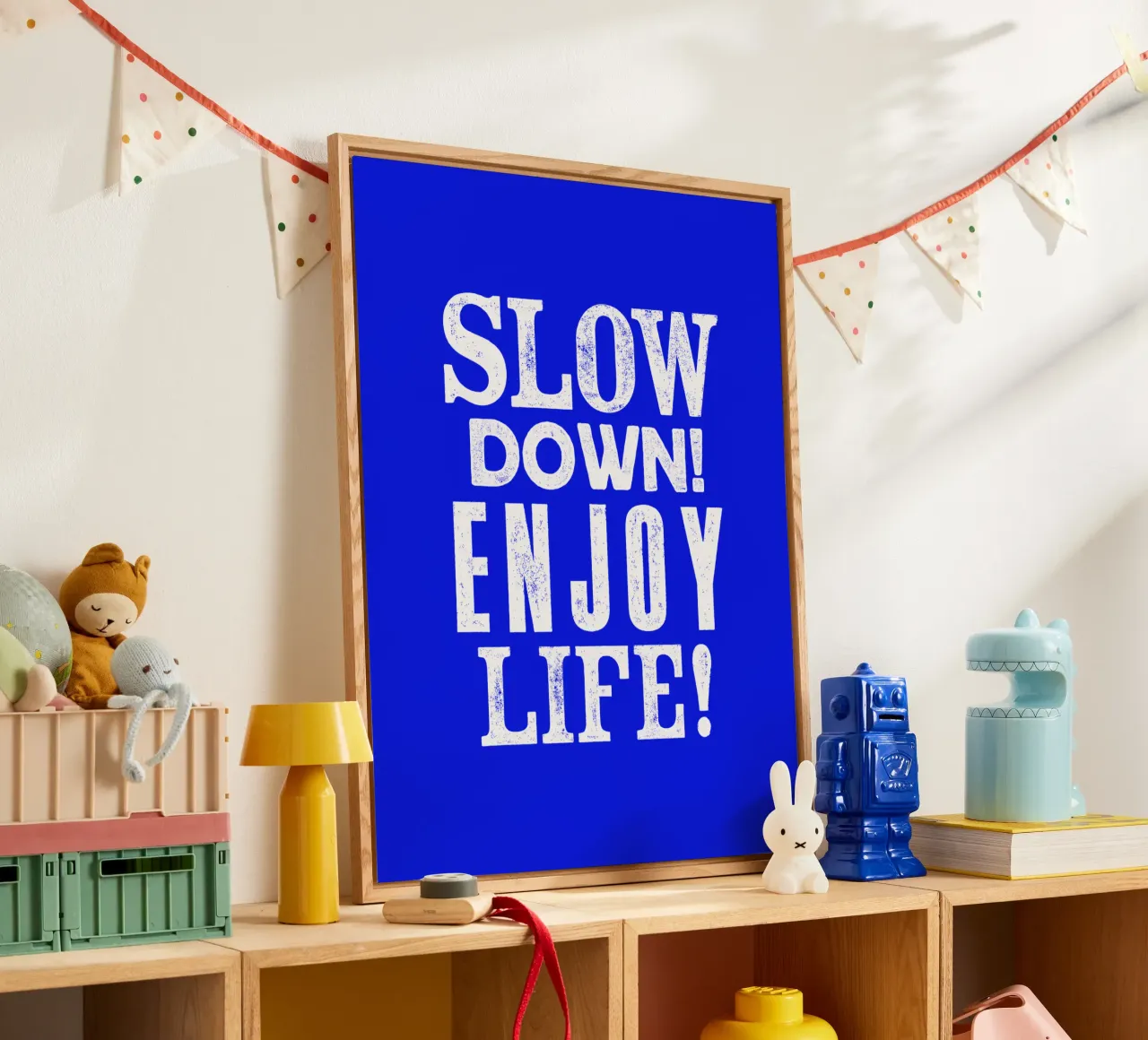 Slow Down Enjoy Life Typography Print en azul y blanco metacrilato de THE MOTIVATED TYPE