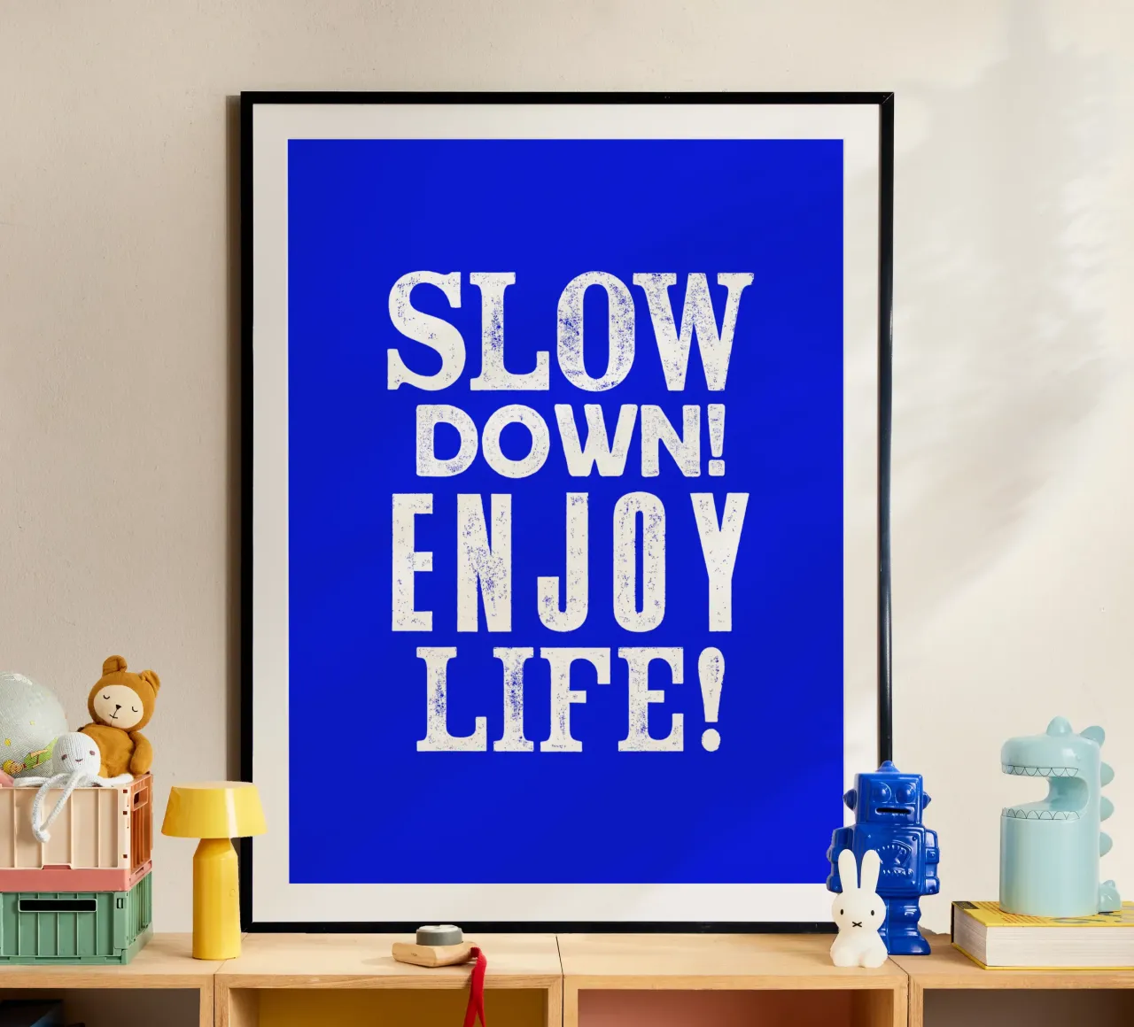 Slow Down Enjoy Life Typography Print en azul y blanco hahnemühle de THE MOTIVATED TYPE