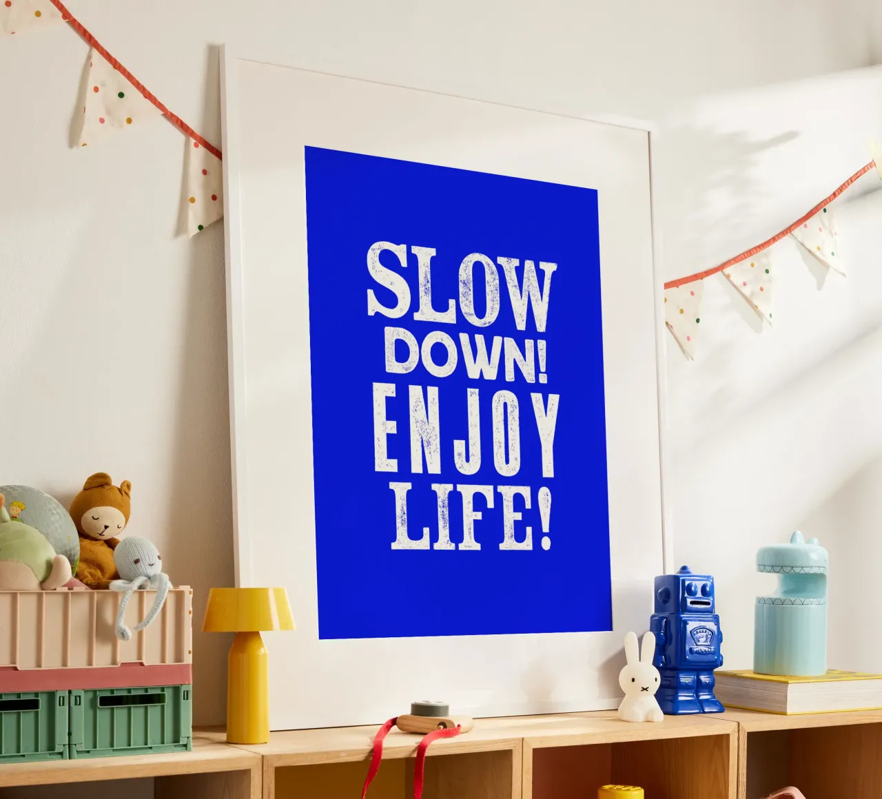 Slow Down Enjoy Life Typography Print en azul y blanco hahnemühle de THE MOTIVATED TYPE
