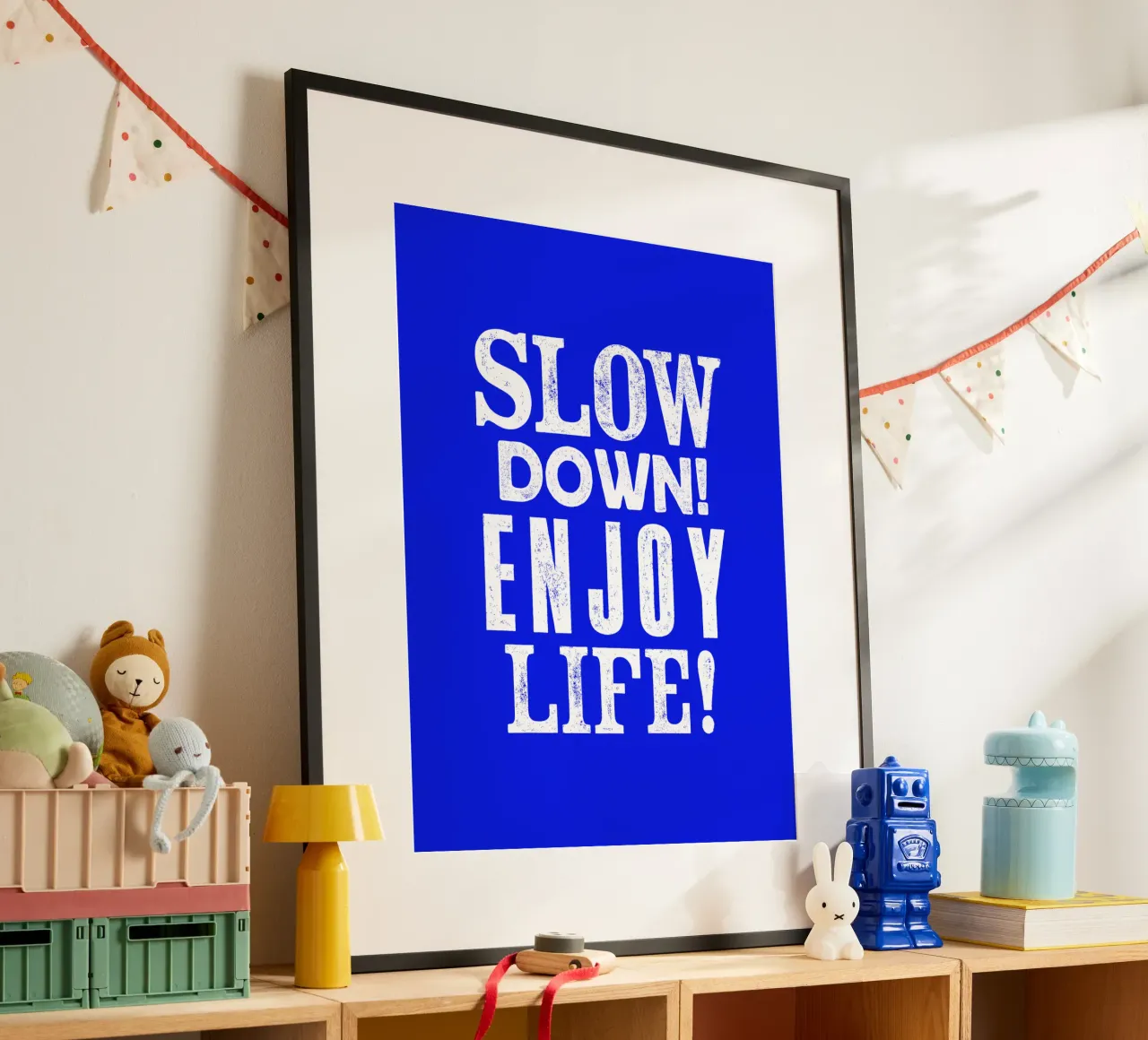 Slow Down Enjoy Life Typography Print en azul y blanco hahnemühle de THE MOTIVATED TYPE