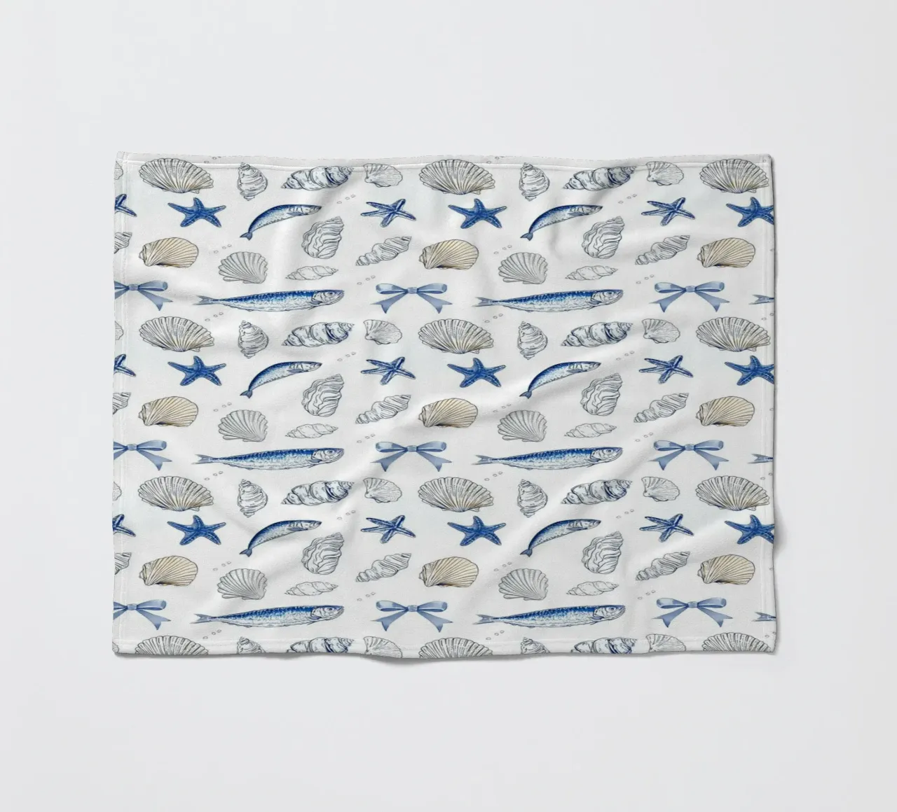 Sardine blu navy Conchiglie pesce pescatore Charm nautico coperta in pile da Gentle Echoes Art