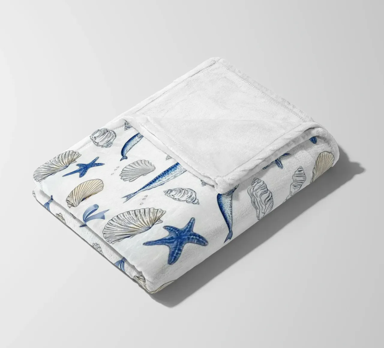 Sardine blu navy Conchiglie pesce pescatore Charm nautico coperta in pile da Gentle Echoes Art