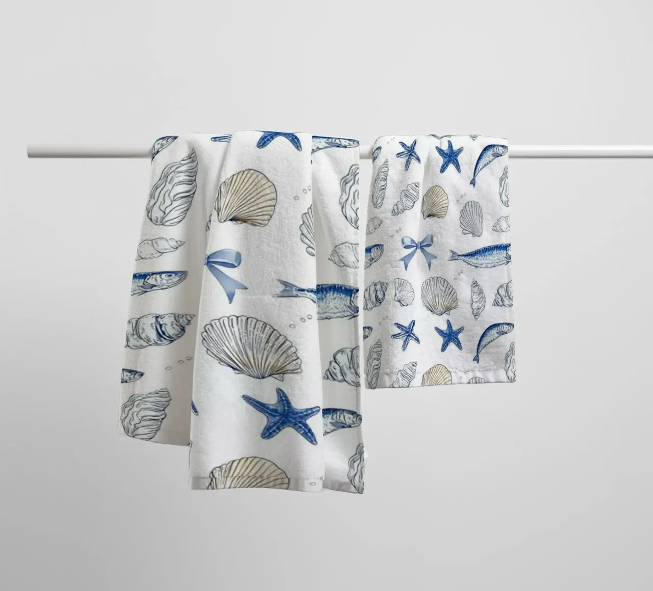 Sardine blu navy Conchiglie pesce pescatore Charm nautico asciugamano da bagno da Gentle Echoes Art