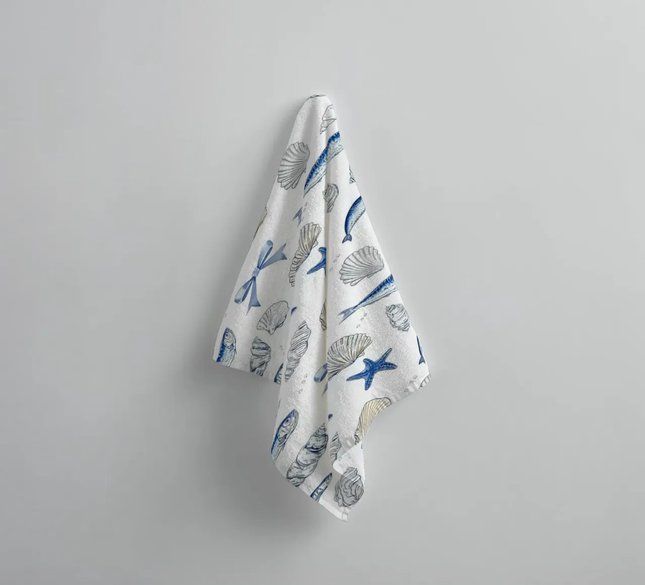 Sardine blu navy Conchiglie pesce pescatore Charm nautico asciugamano da bagno da Gentle Echoes Art