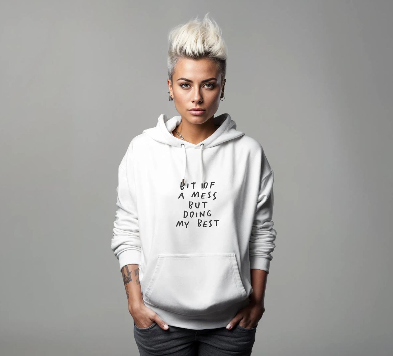 Stampa tipografica "Bit of a Mess But Doing My Best" in rosa felpa con cappuccio da THE MOTIVATED TYPE