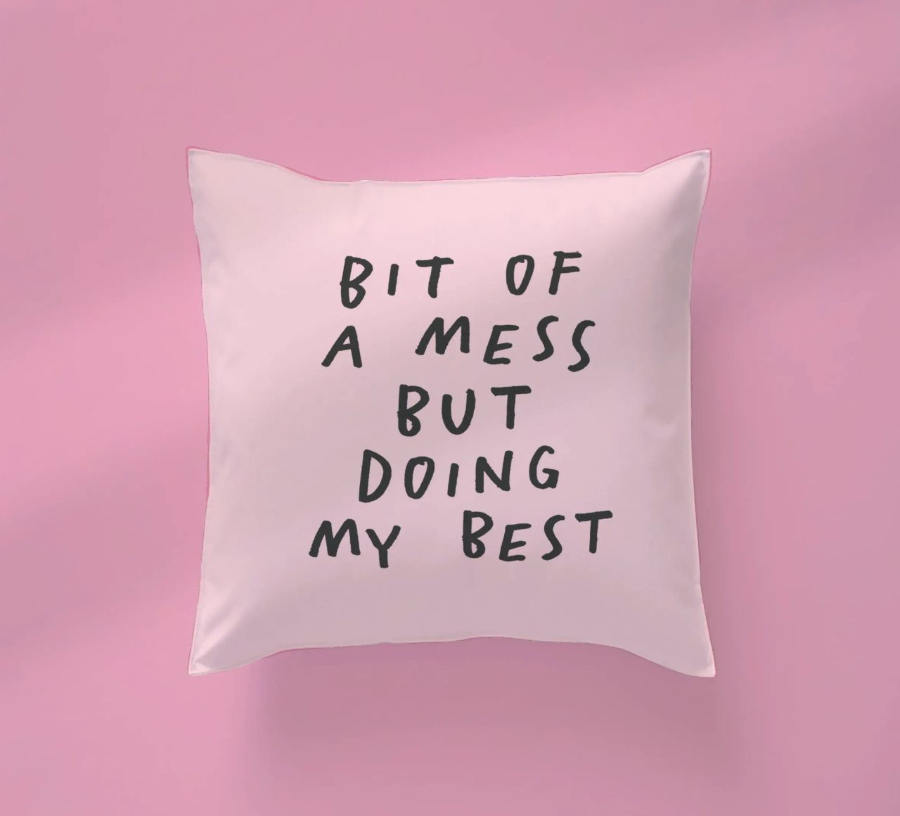 Stampa tipografica "Bit of a Mess But Doing My Best" in rosa cuscino da THE MOTIVATED TYPE