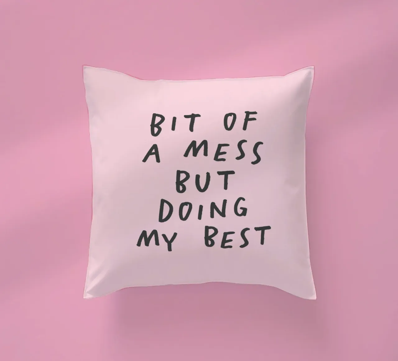 Imprimé typographique "Bit of a Mess But Doing My Best" en rose coussin de THE MOTIVATED TYPE
