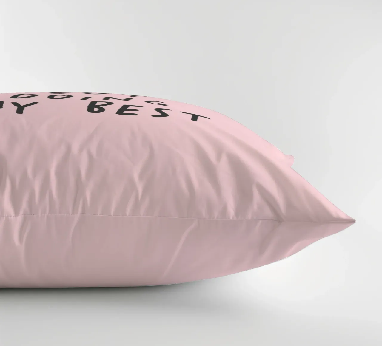 Imprimé typographique "Bit of a Mess But Doing My Best" en rose coussin de THE MOTIVATED TYPE