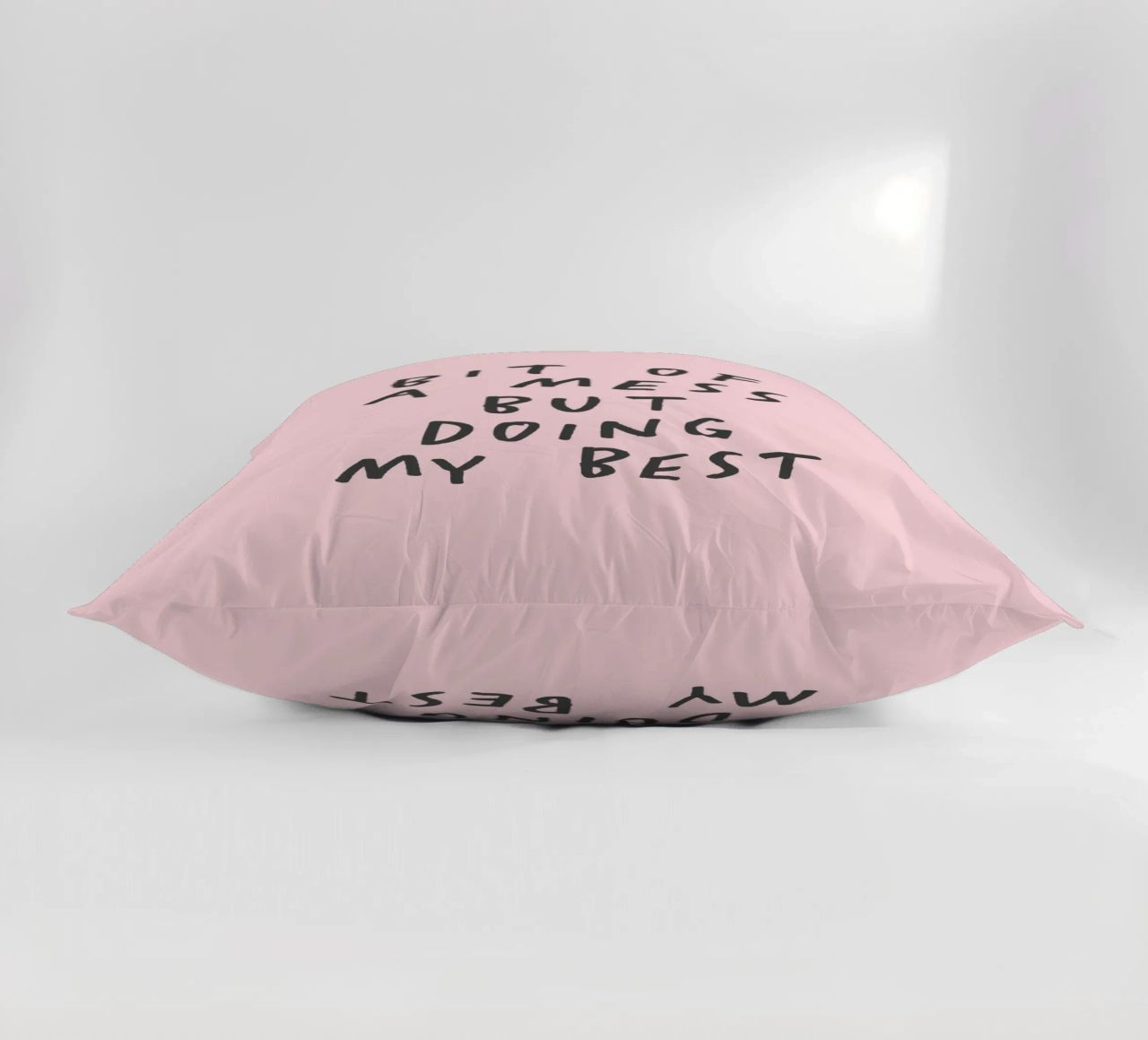 Stampa tipografica "Bit of a Mess But Doing My Best" in rosa cuscino da THE MOTIVATED TYPE