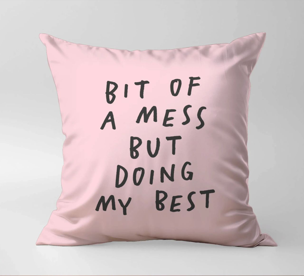 Stampa tipografica "Bit of a Mess But Doing My Best" in rosa cuscino da THE MOTIVATED TYPE