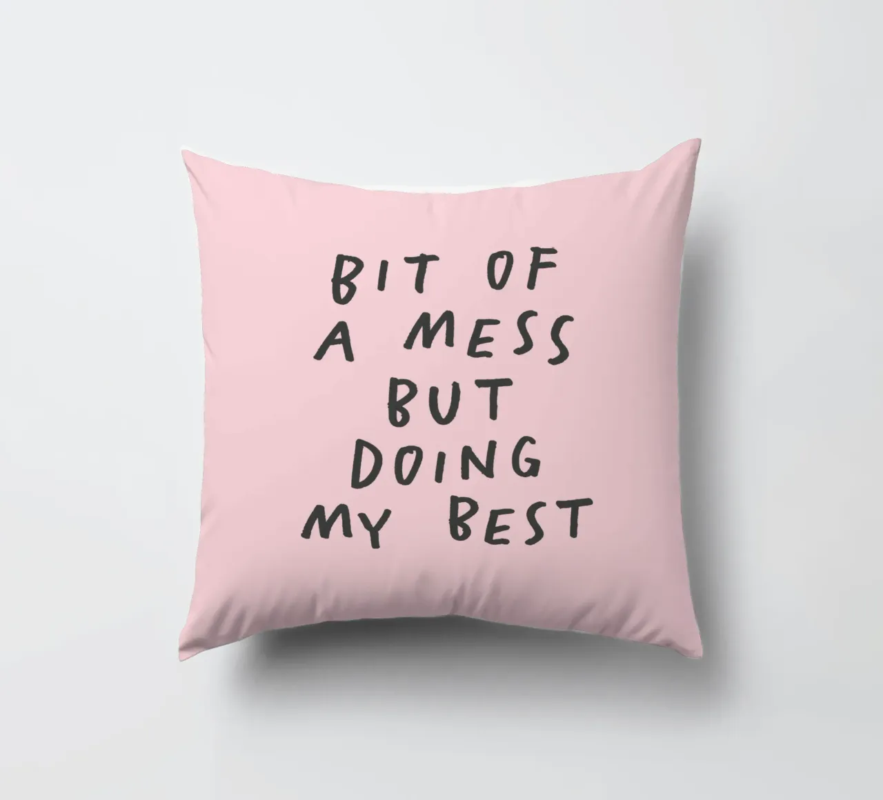 Imprimé typographique "Bit of a Mess But Doing My Best" en rose coussin de THE MOTIVATED TYPE