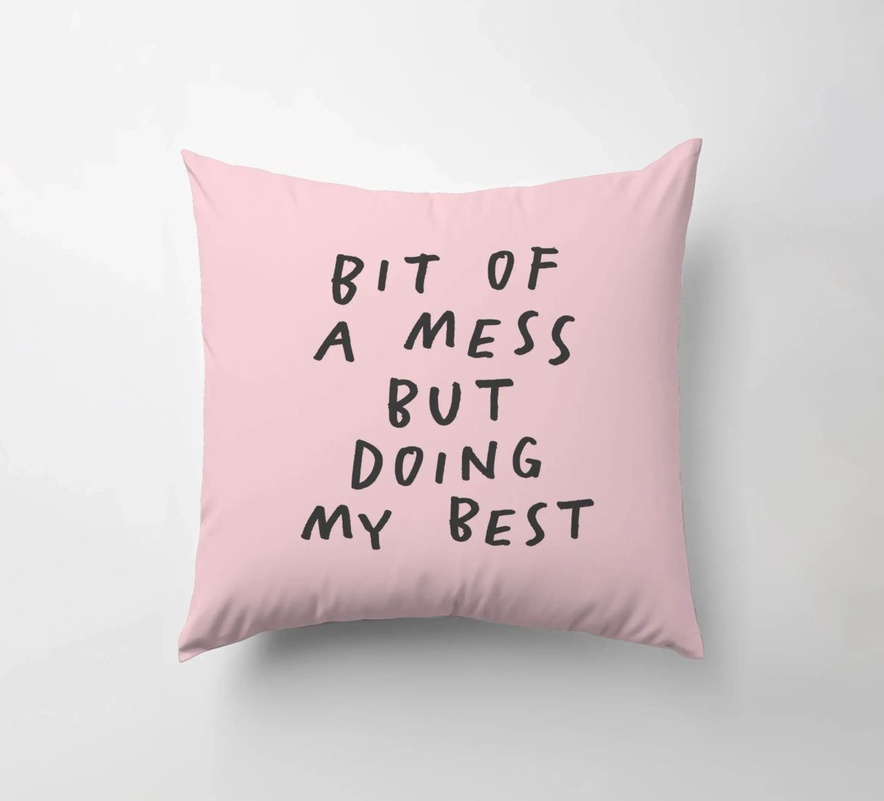 Stampa tipografica "Bit of a Mess But Doing My Best" in rosa cuscino da THE MOTIVATED TYPE