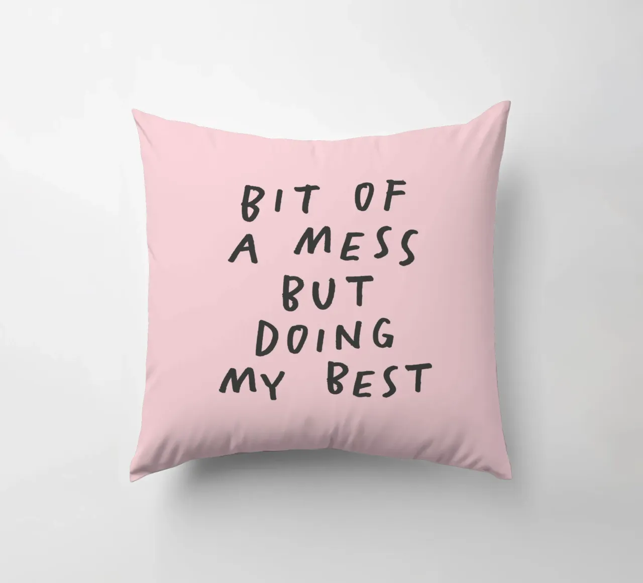 Imprimé typographique "Bit of a Mess But Doing My Best" en rose coussin de THE MOTIVATED TYPE