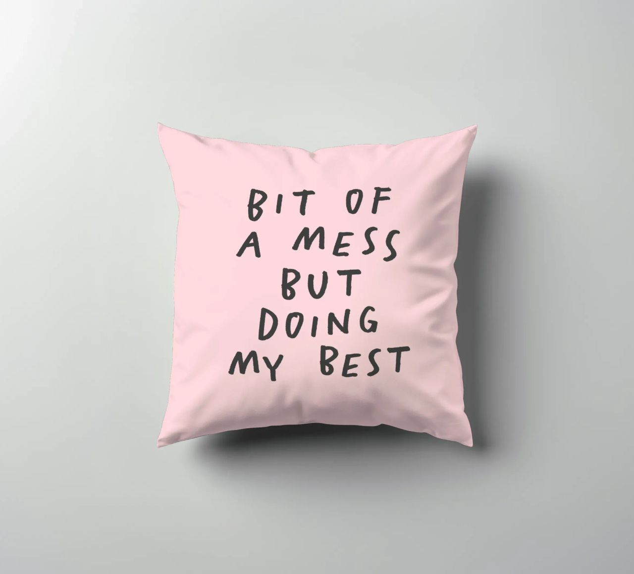 Stampa tipografica "Bit of a Mess But Doing My Best" in rosa cuscino da THE MOTIVATED TYPE