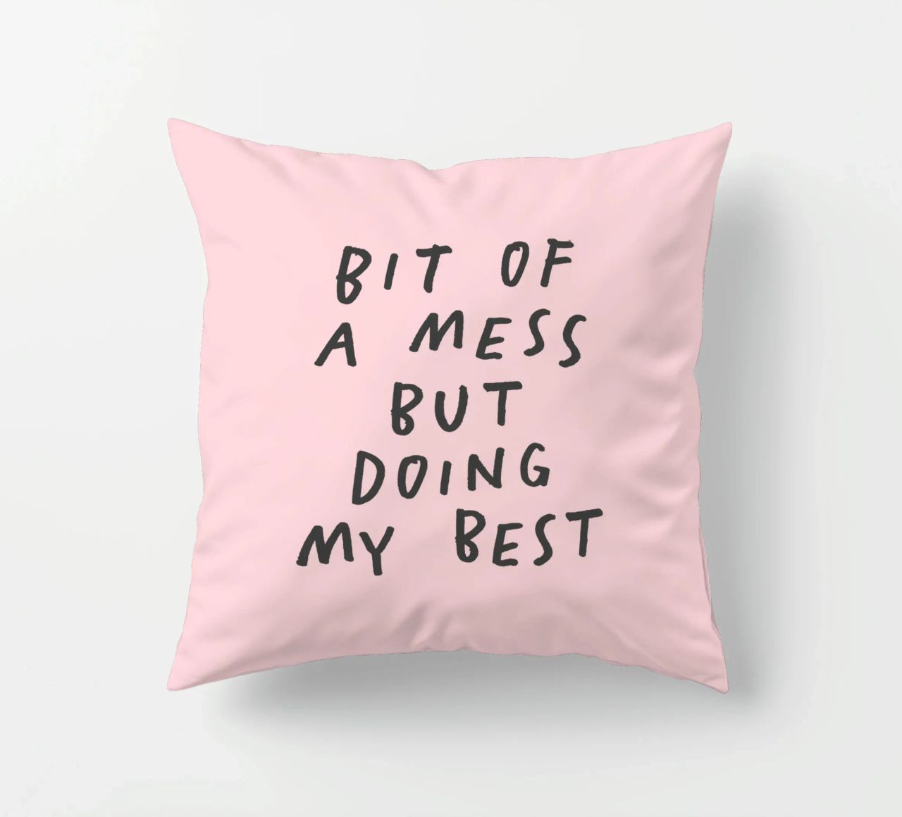 Stampa tipografica "Bit of a Mess But Doing My Best" in rosa cuscino da THE MOTIVATED TYPE
