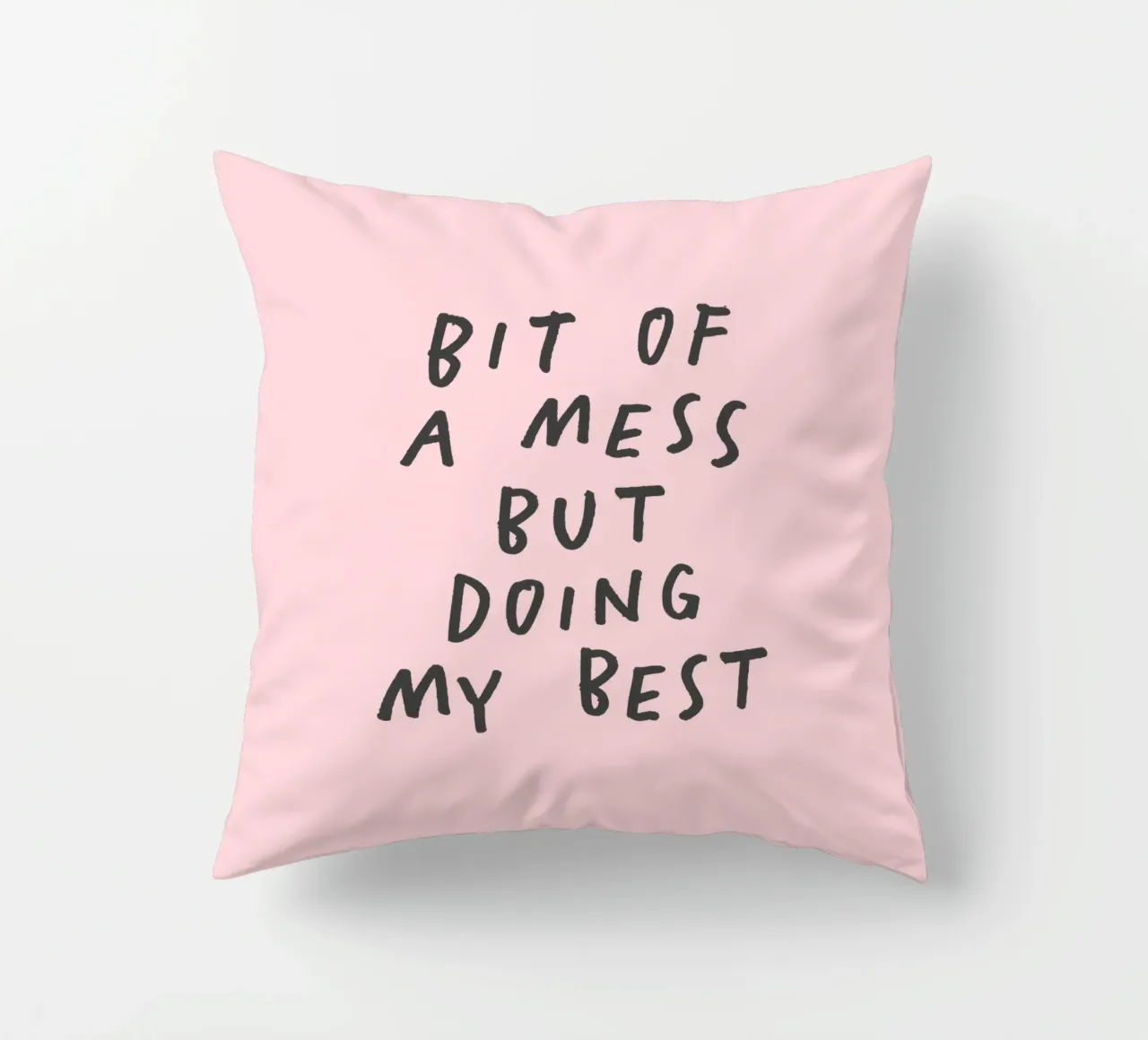Imprimé typographique "Bit of a Mess But Doing My Best" en rose coussin de THE MOTIVATED TYPE