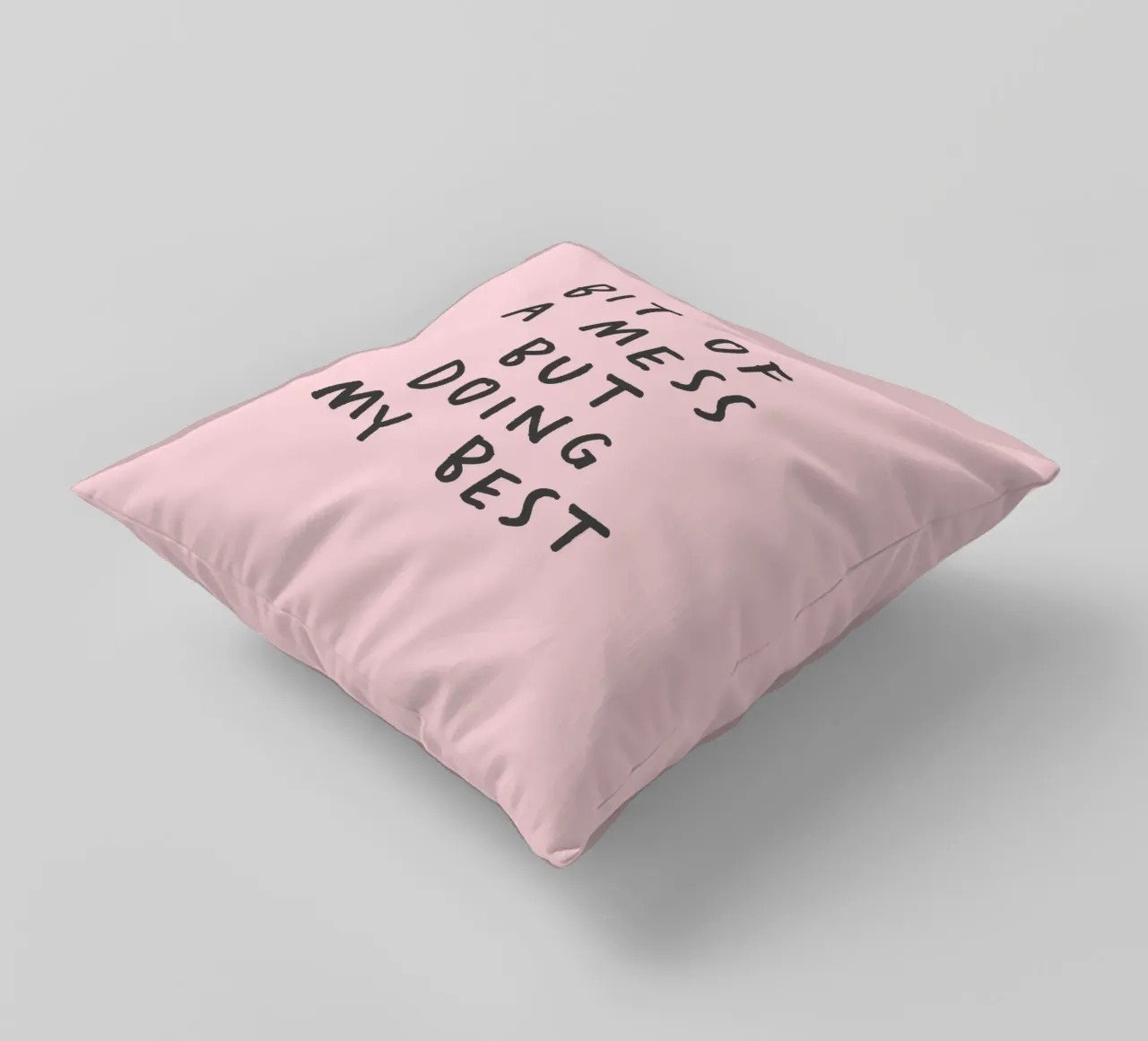 Imprimé typographique "Bit of a Mess But Doing My Best" en rose coussin de THE MOTIVATED TYPE