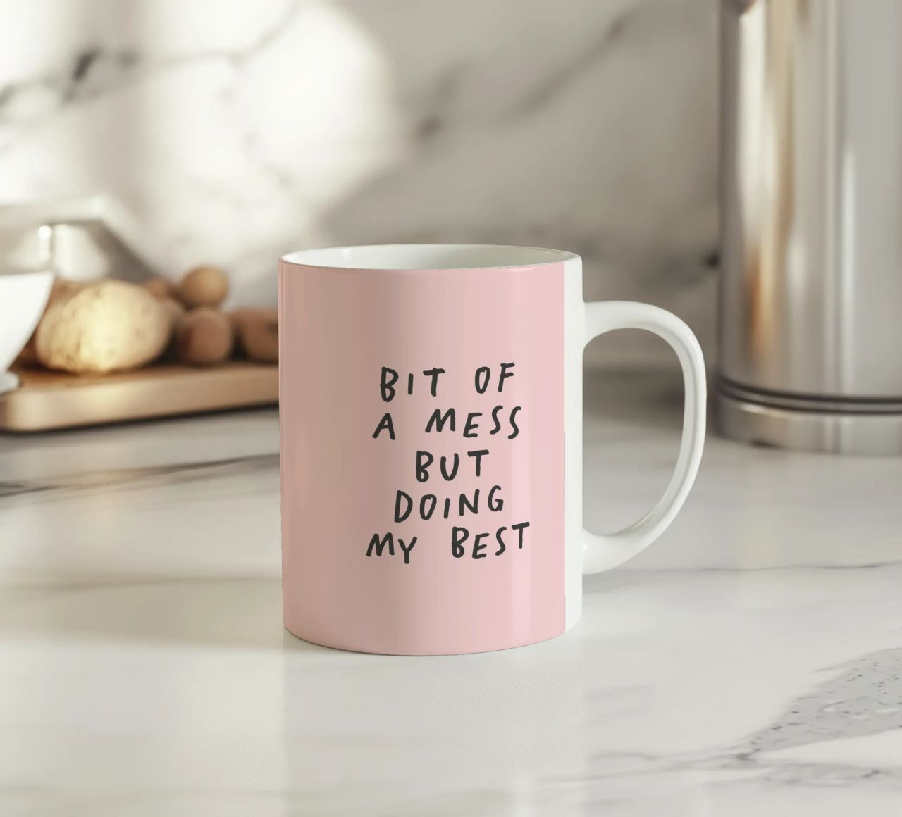 Stampa tipografica "Bit of a Mess But Doing My Best" in rosa tazza in ceramica da THE MOTIVATED TYPE