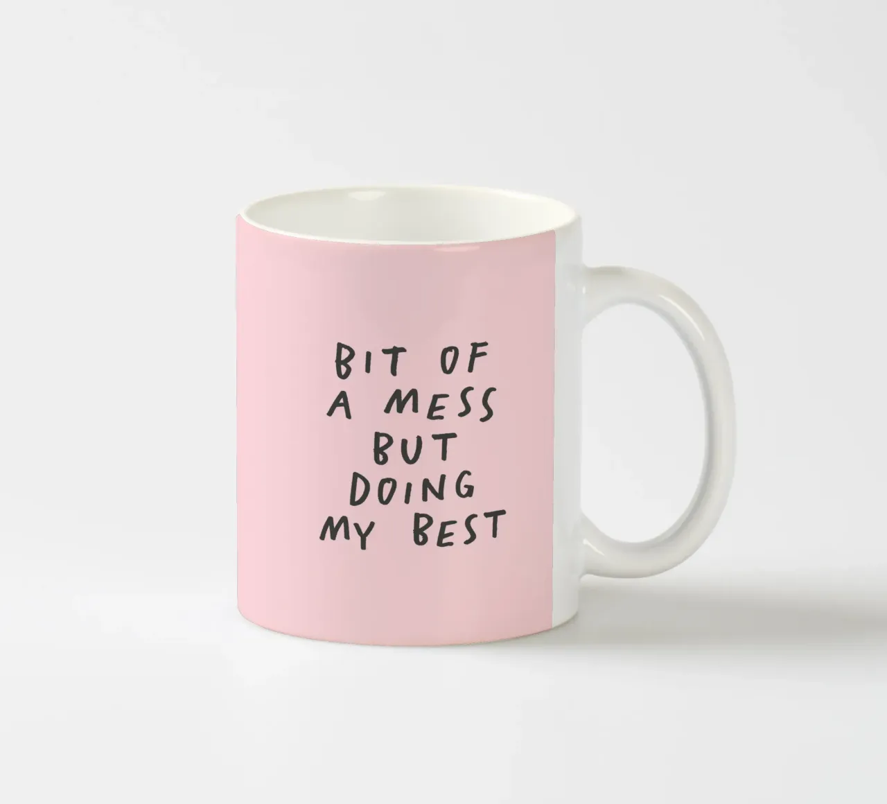 Stampa tipografica "Bit of a Mess But Doing My Best" in rosa tazza in ceramica da THE MOTIVATED TYPE