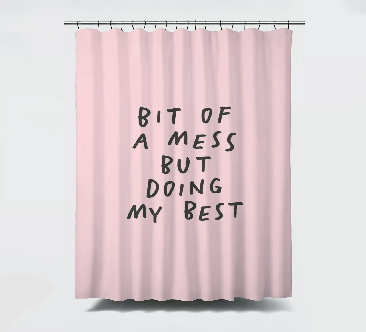 Ein bisschen chaotisch, aber ich tue mein Bestes: Typografie-Druck in Rosa Duschvorhang von THE MOTIVATED TYPE