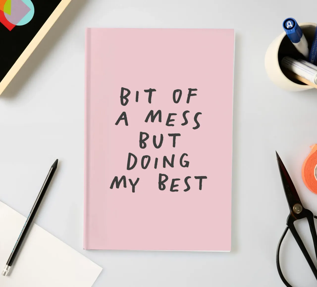 Imprimé typographique "Bit of a Mess But Doing My Best" en rose carnet de notes de THE MOTIVATED TYPE