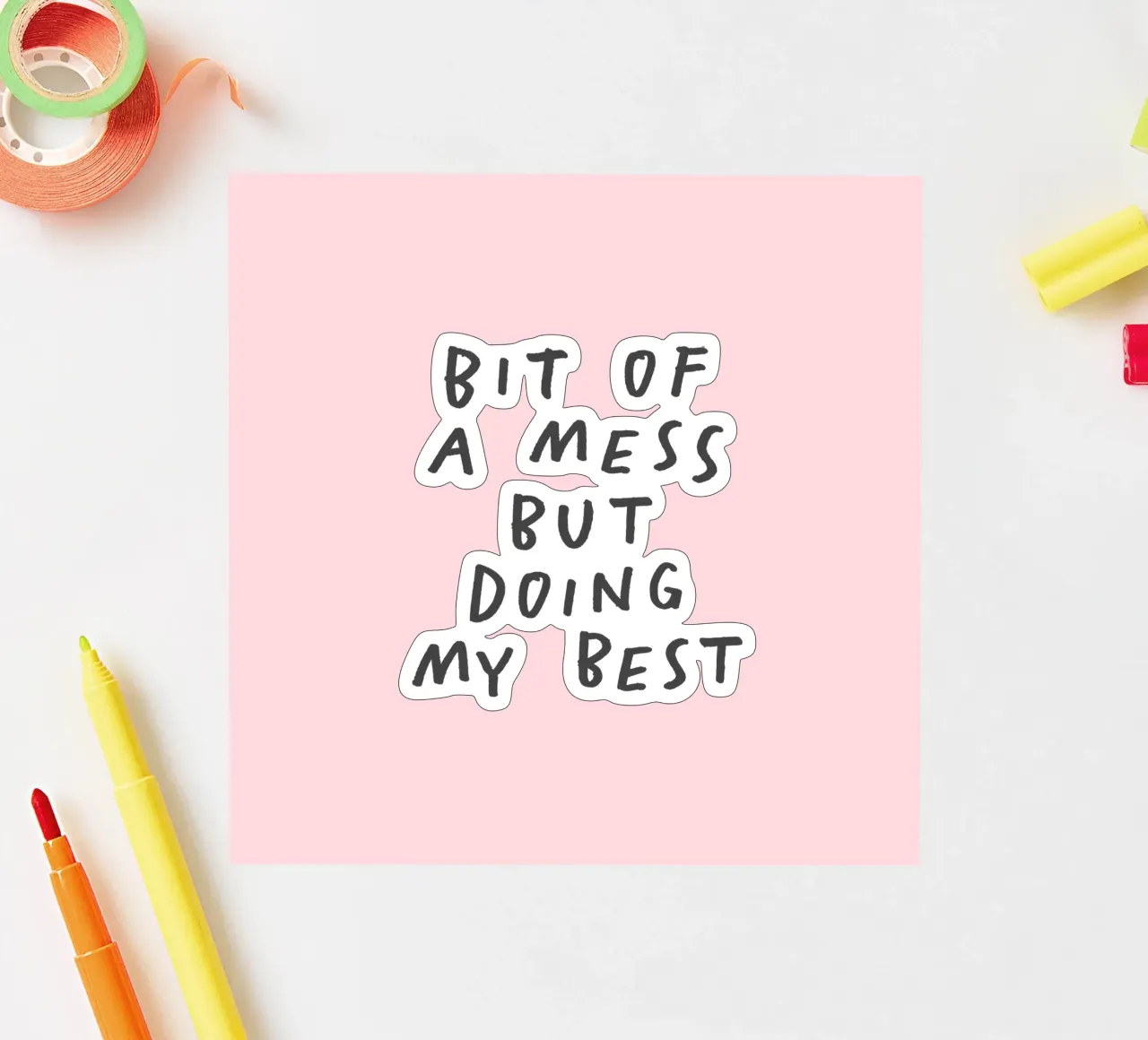 Imprimé typographique "Bit of a Mess But Doing My Best" en rose autocollant de THE MOTIVATED TYPE