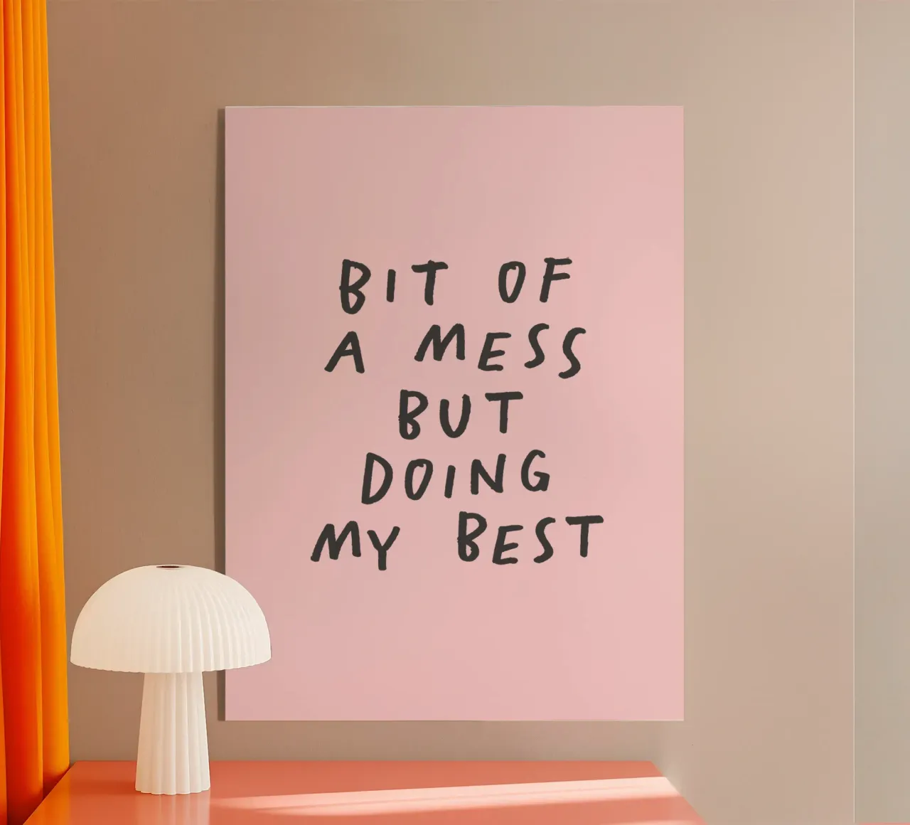 Stampa tipografica "Bit of a Mess But Doing My Best" in rosa plexiglass da THE MOTIVATED TYPE