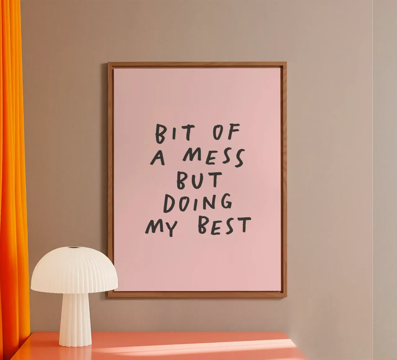 Stampa tipografica "Bit of a Mess But Doing My Best" in rosa alluminio dibond da THE MOTIVATED TYPE