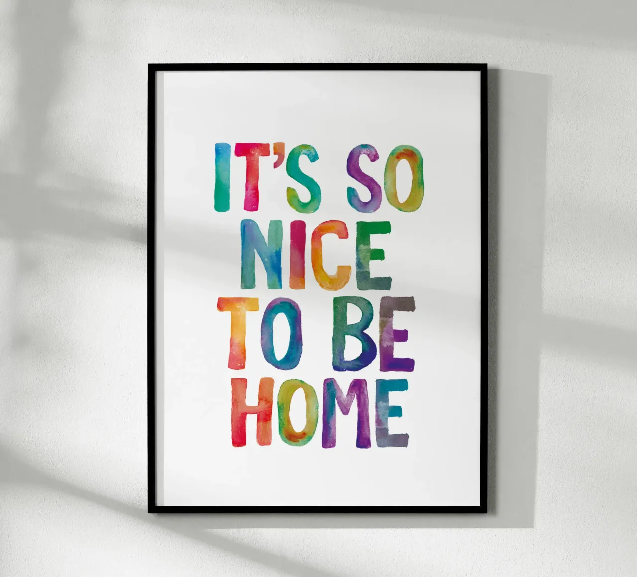 Stampa tipografica arcobaleno "It's So Nice to Be Home". poster con telaio in plastica da THE MOTIVATED TYPE