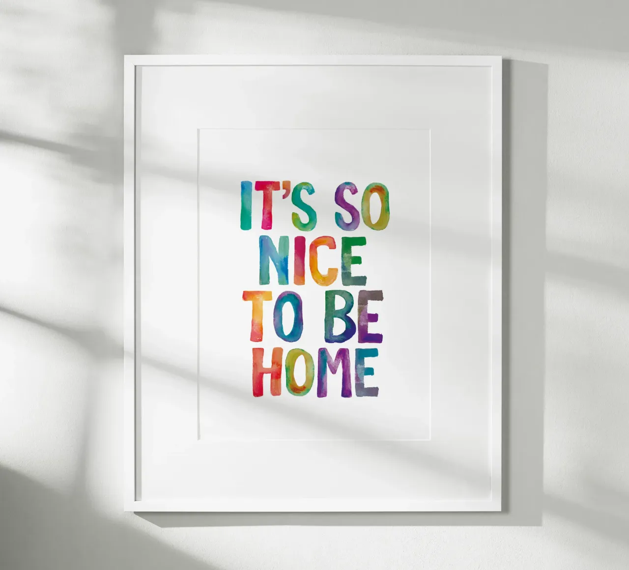 Stampa tipografica arcobaleno "It's So Nice to Be Home". poster con telaio in plastica da THE MOTIVATED TYPE