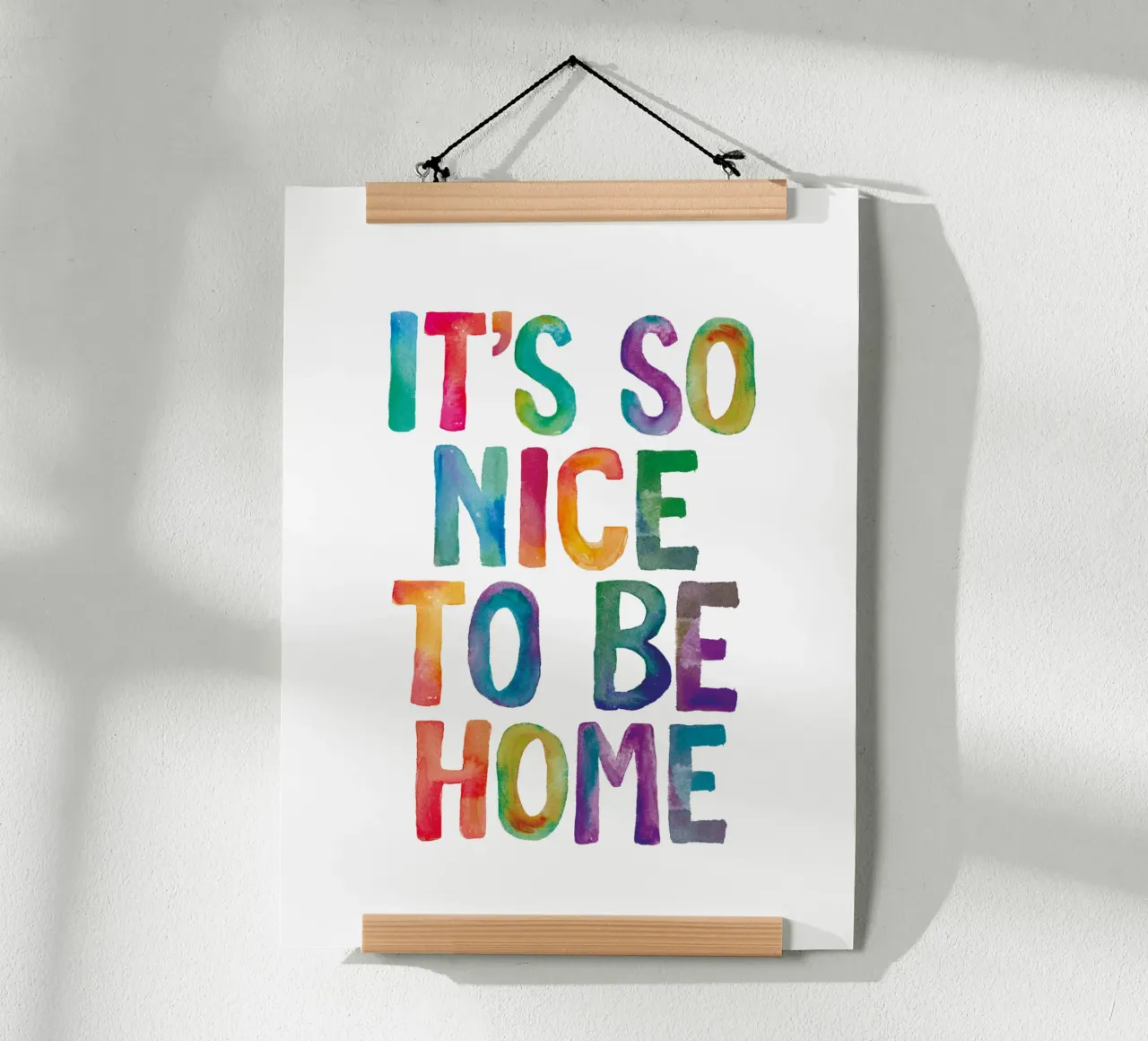 Stampa tipografica arcobaleno "It's So Nice to Be Home". poster con telaio in plastica da THE MOTIVATED TYPE