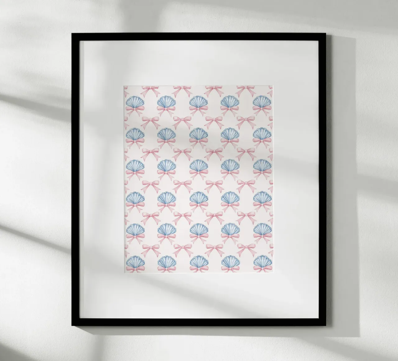 Blaue Muscheln & rosa Schleifen Coquette Meerjungfrau Nautisch Poster mit Holzrahmen von Gentle Echoes Art