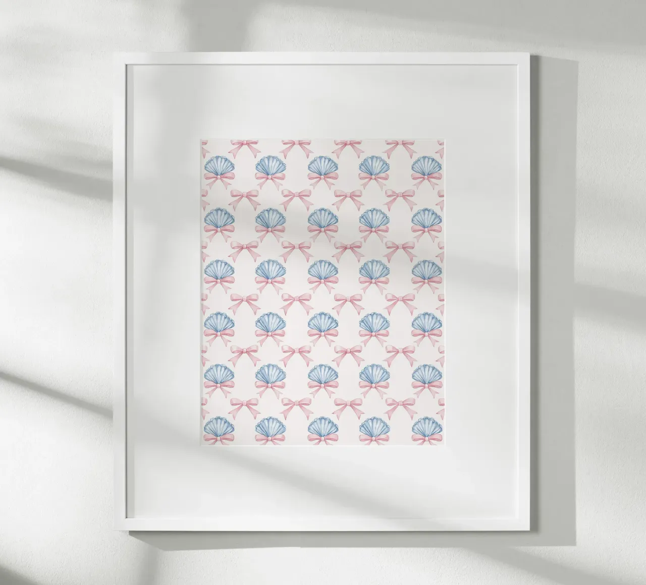 Blaue Muscheln & rosa Schleifen Coquette Meerjungfrau Nautisch Poster mit Holzrahmen von Gentle Echoes Art