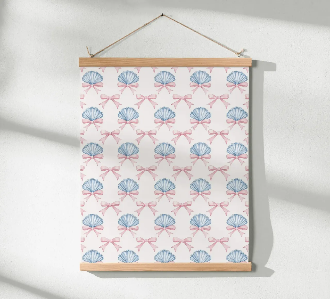 Blaue Muscheln & rosa Schleifen Coquette Meerjungfrau Nautisch Poster mit Holzrahmen von Gentle Echoes Art