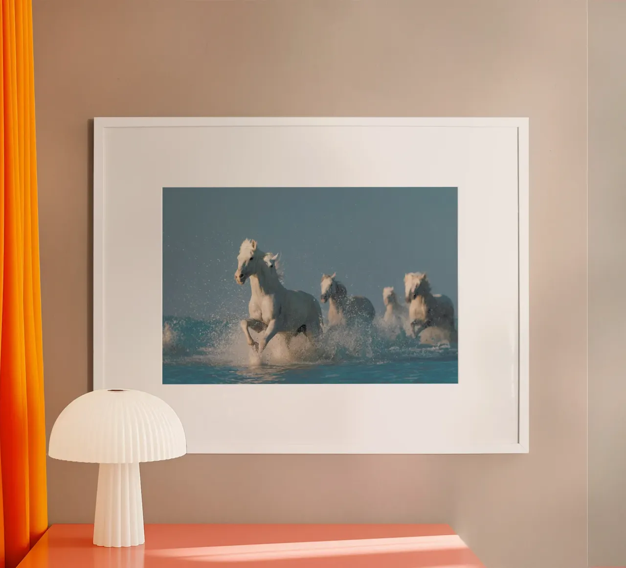 Angels of Camargue - Rostovskiy Anton poster con telaio in plastica da Pictufy