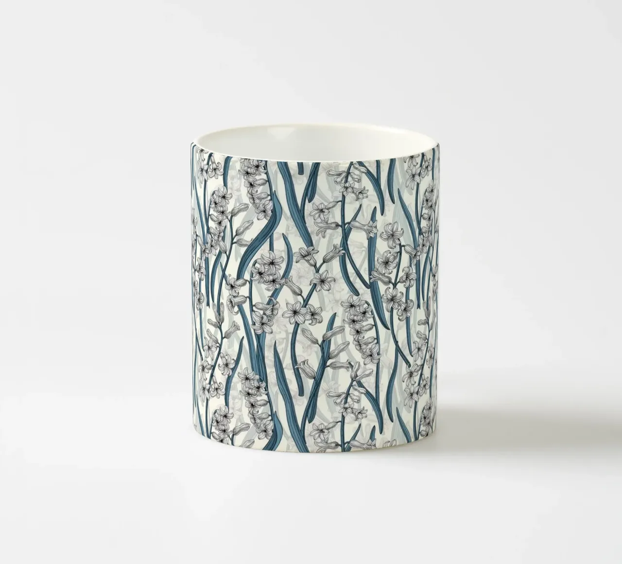 Fiori di giacinto bianco su bianco tazza in ceramica da Painted Nature