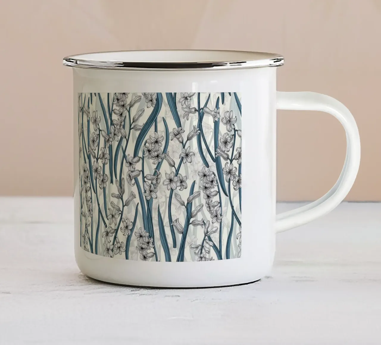 Fiori di giacinto bianco su bianco tazza in smalto da Painted Nature