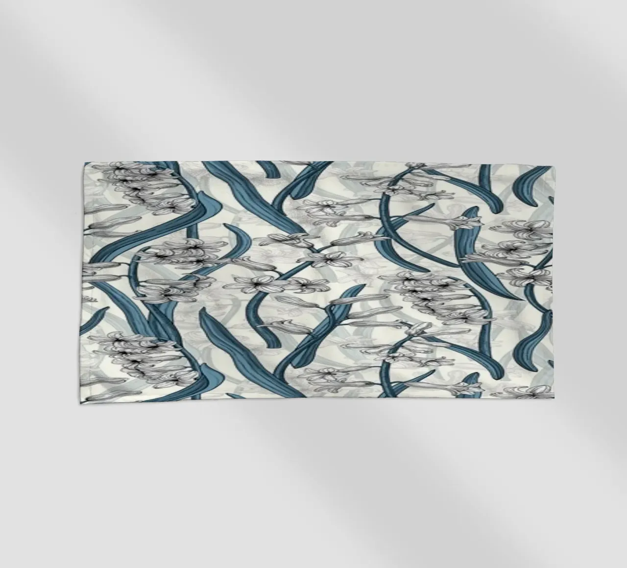 Witte Hyacint bloemen op wit strandhanddoek van Painted Nature