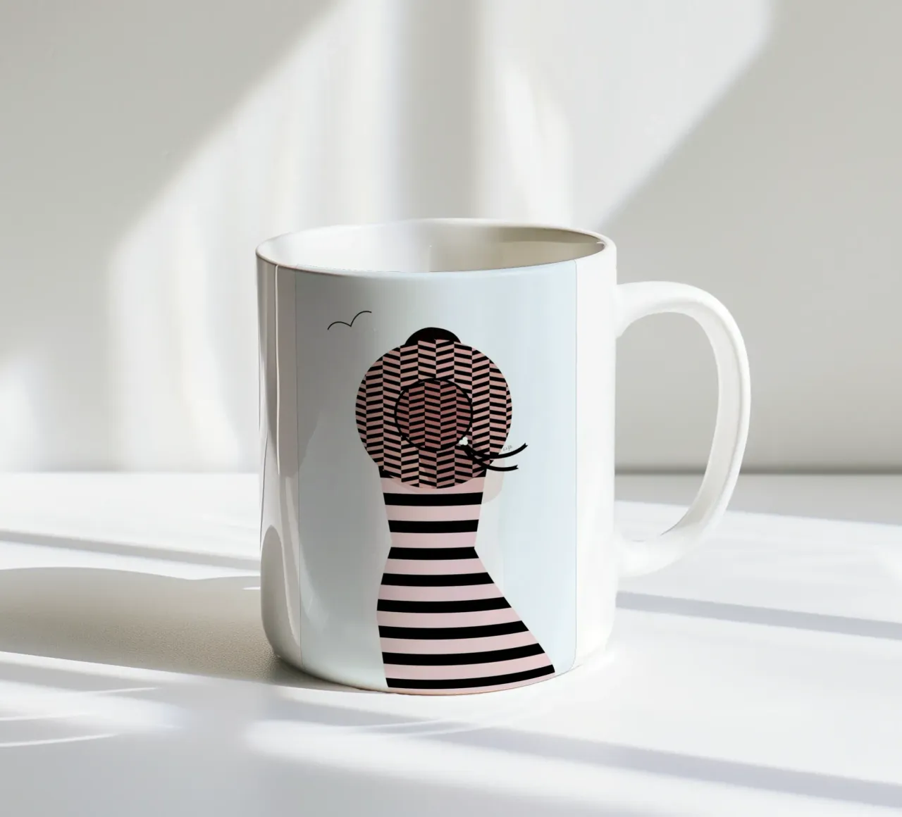 Girl In A Straw Hat tazza in ceramica da Linda Gobeta